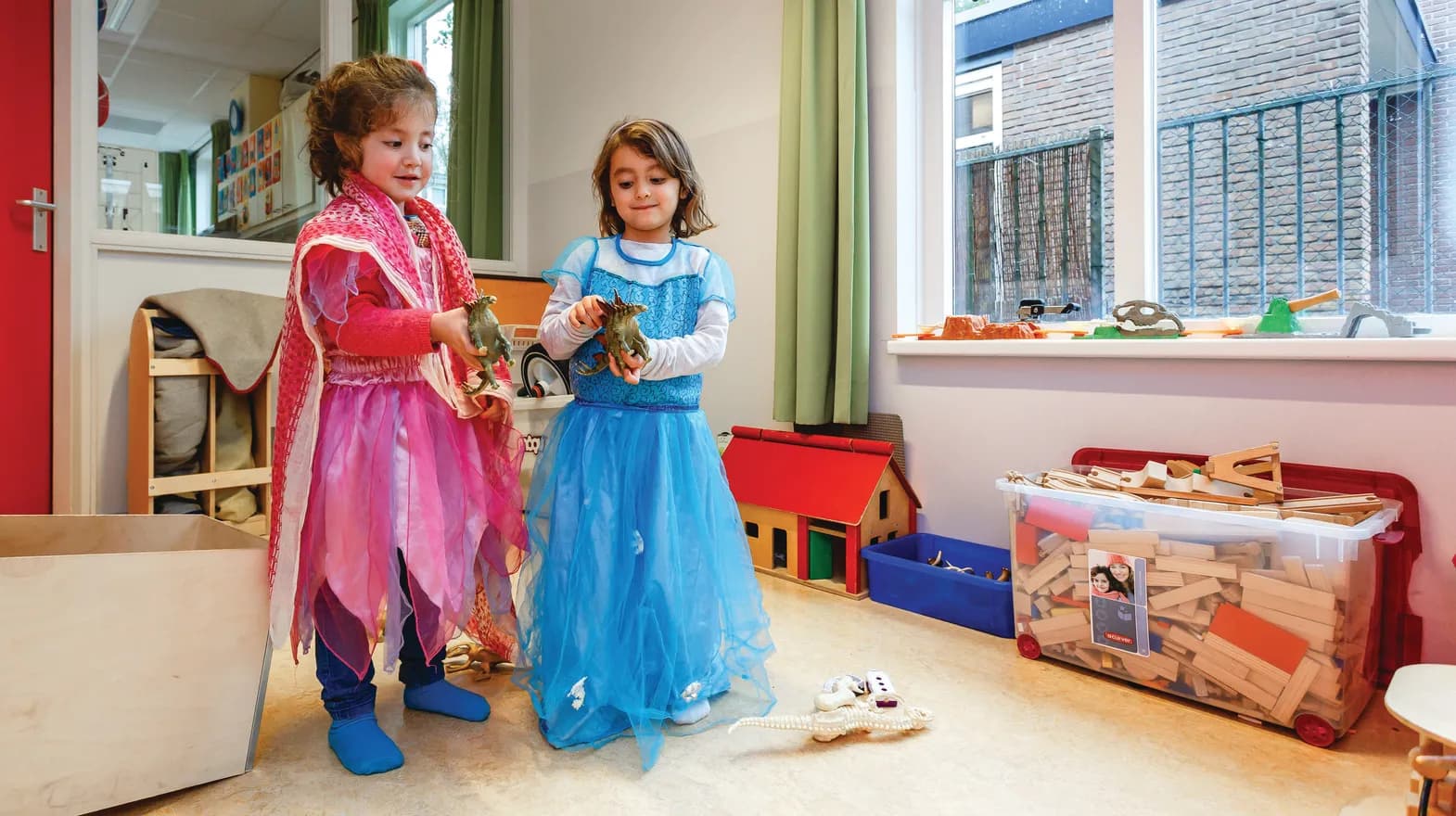 Kinderen van de BSO verkleden zich samen als prinses bij kinderopvang Kind&co ludens