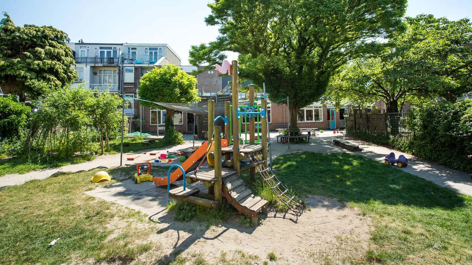 Het klimtoestel in de tuin van kinderdagverblijf Jodokus, kinderopvang Kind&co ludens