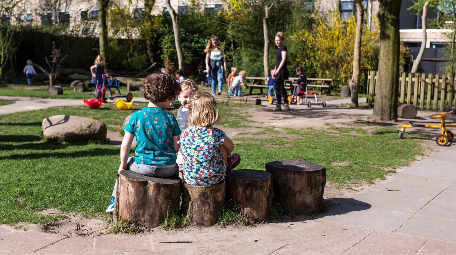 Kinderen spelen samen gezellig buiten bij kinderopvang Kind&co ludens
