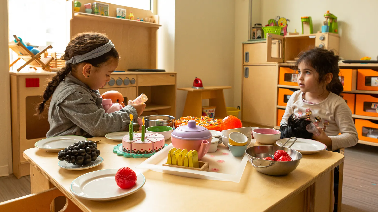 Kinderen van de peuteropvang spelen samen in de huishoek bij kinderopvang Kind&co ludens