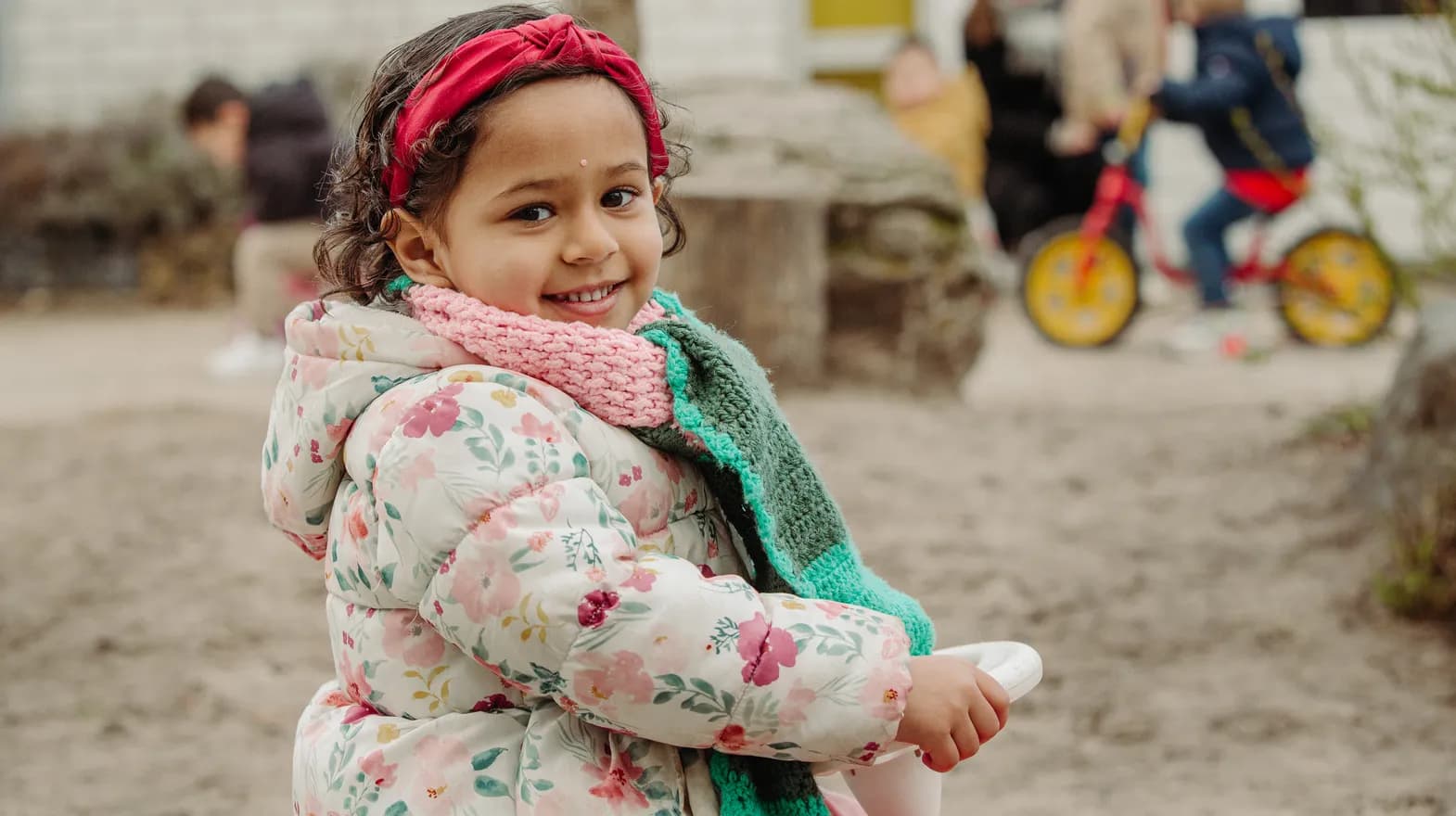 Kind van de peutergroep speelt lekker buiten bij kinderopvang Kind&co ludens
