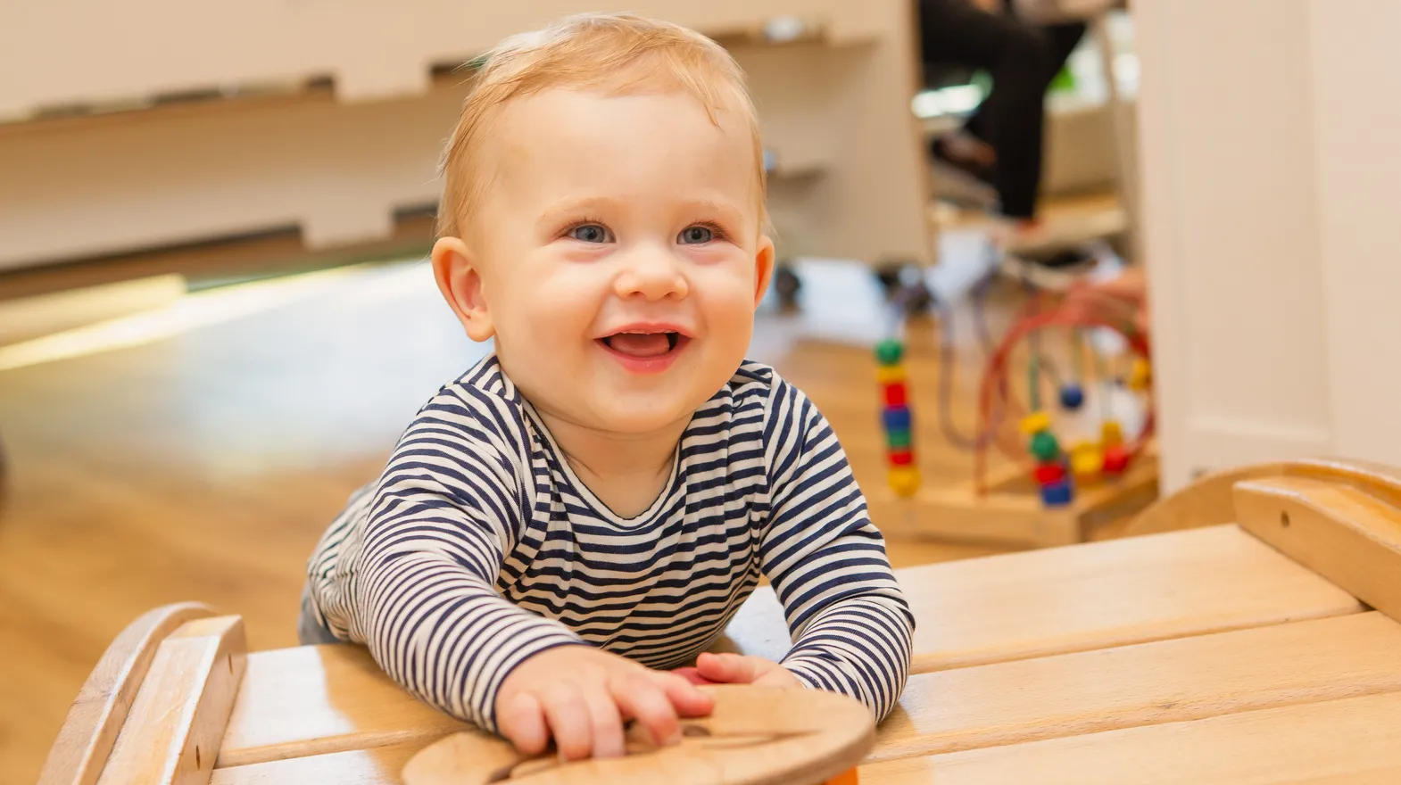 Kind klimt op speeltoestel bij kinderopvang Kind&co ludens