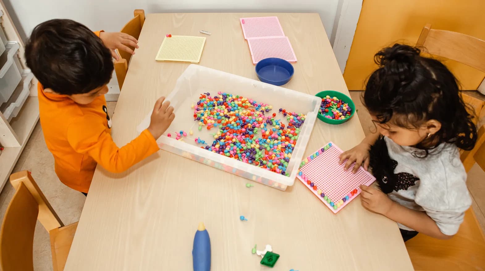 Kinderen spelen met insteekmozaïek bij Peuteropvang De Cirkel Utrecht van kinderopvang Kind&co ludens