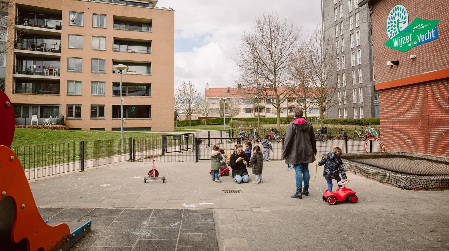 Kinderen spelen buiten bij peuteropvang De Kleine Wijzer, kinderopvang Kind&co ludens