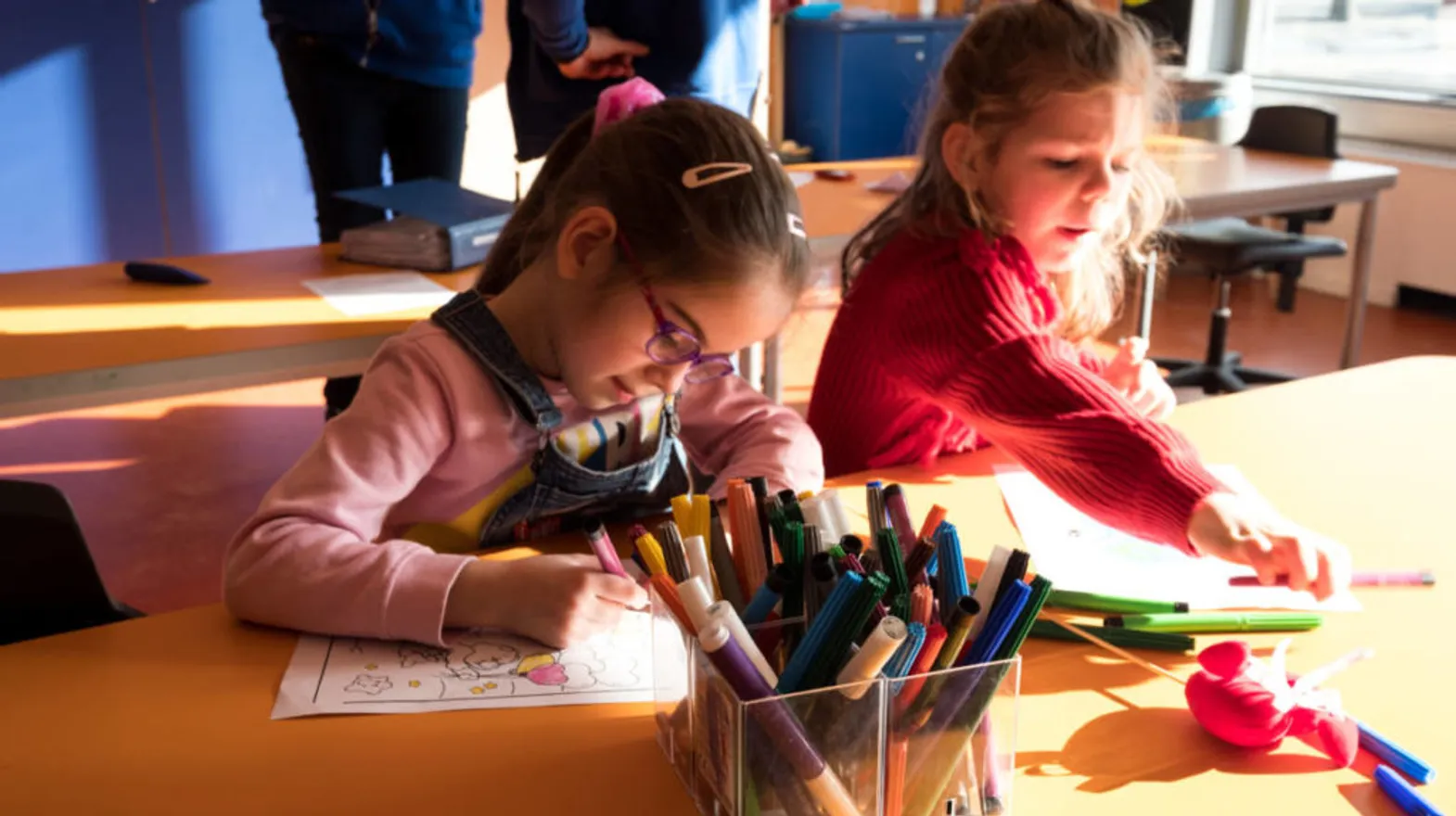 Kinderen kleuren bij BSO Feestkasteel De Meern van kinderopvang Kind&co ludens