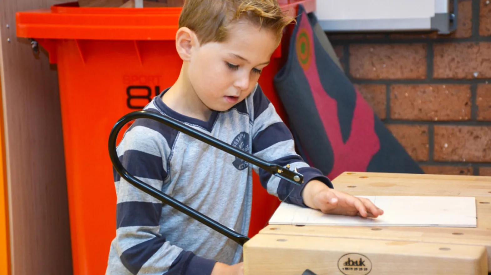 Kind is aan het zagen bij buitenschoolse opvang Octopus, kinderopvang Kind&co ludens