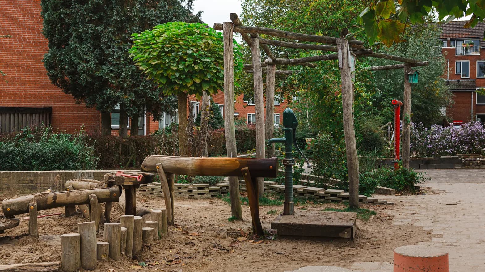 Buitenterrein bij de BSO Ay Utrecht van kinderopvang Kind&co ludens