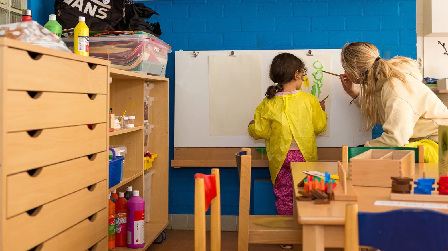 Kind schildert bij Peuteropvang Kleine Poort Utrecht van kinderopvang Kind&co ludens