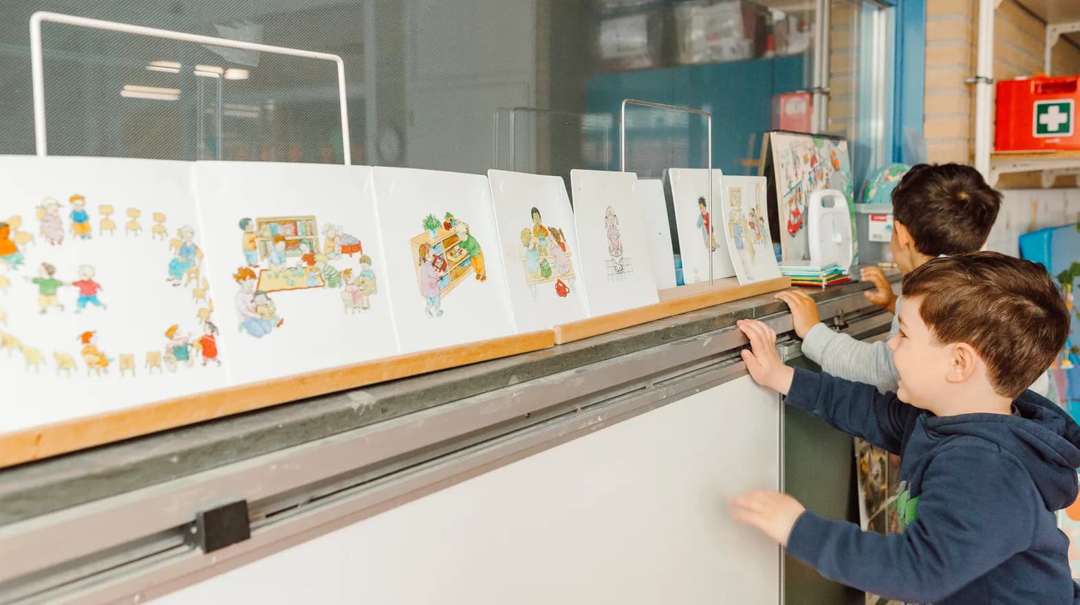Kinderen kijken naar tekeningen bij Peuteropvang De Cirkel Utrecht van kinderopvang Kind&co ludens