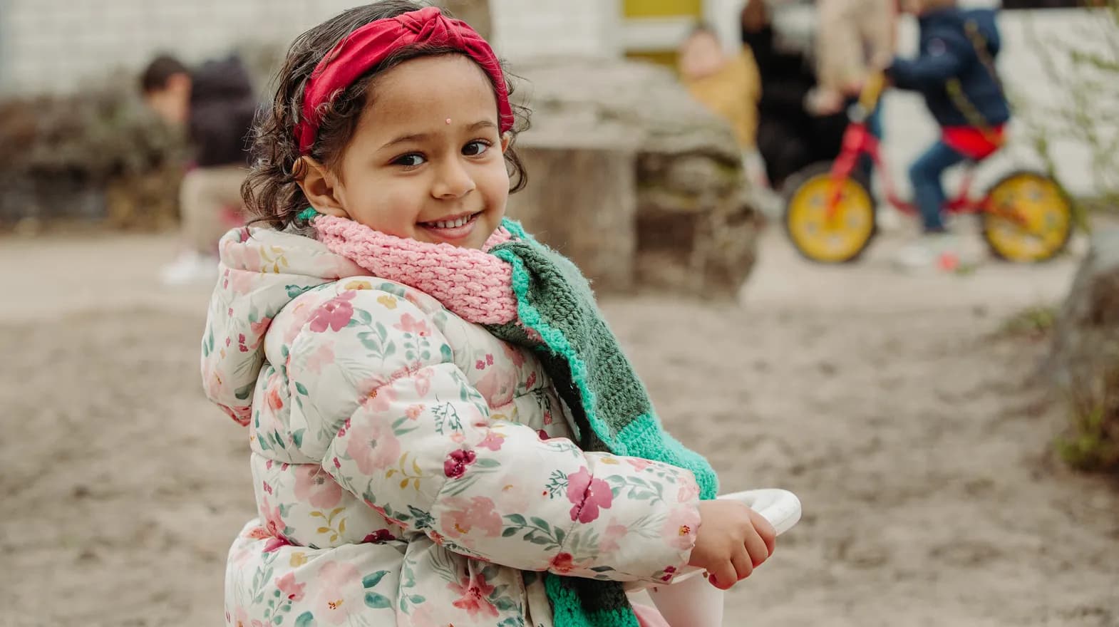 Kind van de peutergroep speelt lekker buiten bij kinderopvang Kind&co ludens
