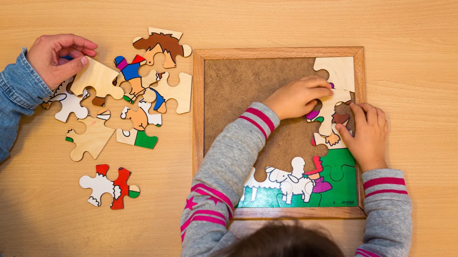 Kinderen aan het puzzelen bij Peuteropvang Kleine Poort Utrecht van kinderopvang Kind&co ludens