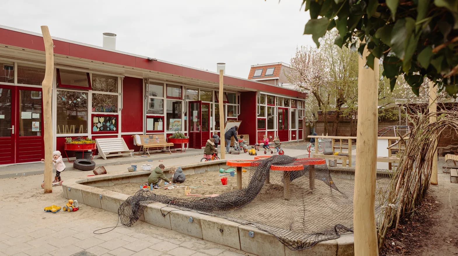 Kinderen spelen buiten bij peuteropvang Kadodder, Kind&co ludens