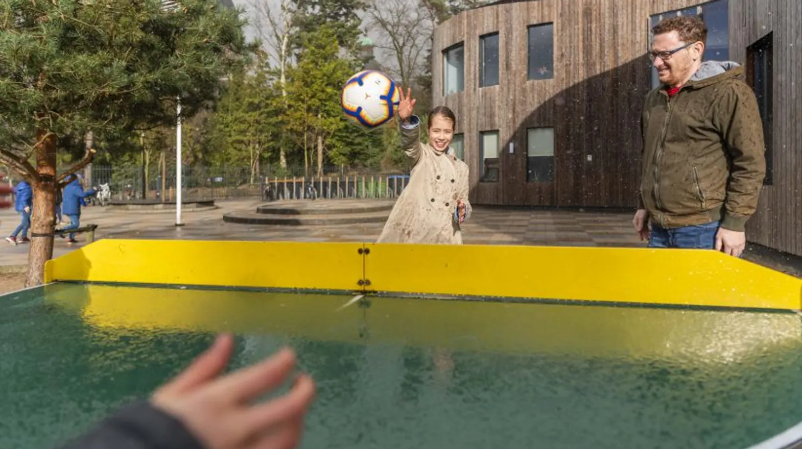 Kinderen spelen balspel buiten bij BSO de Theresia Bilthoven van kinderopvang Kind&co ludens