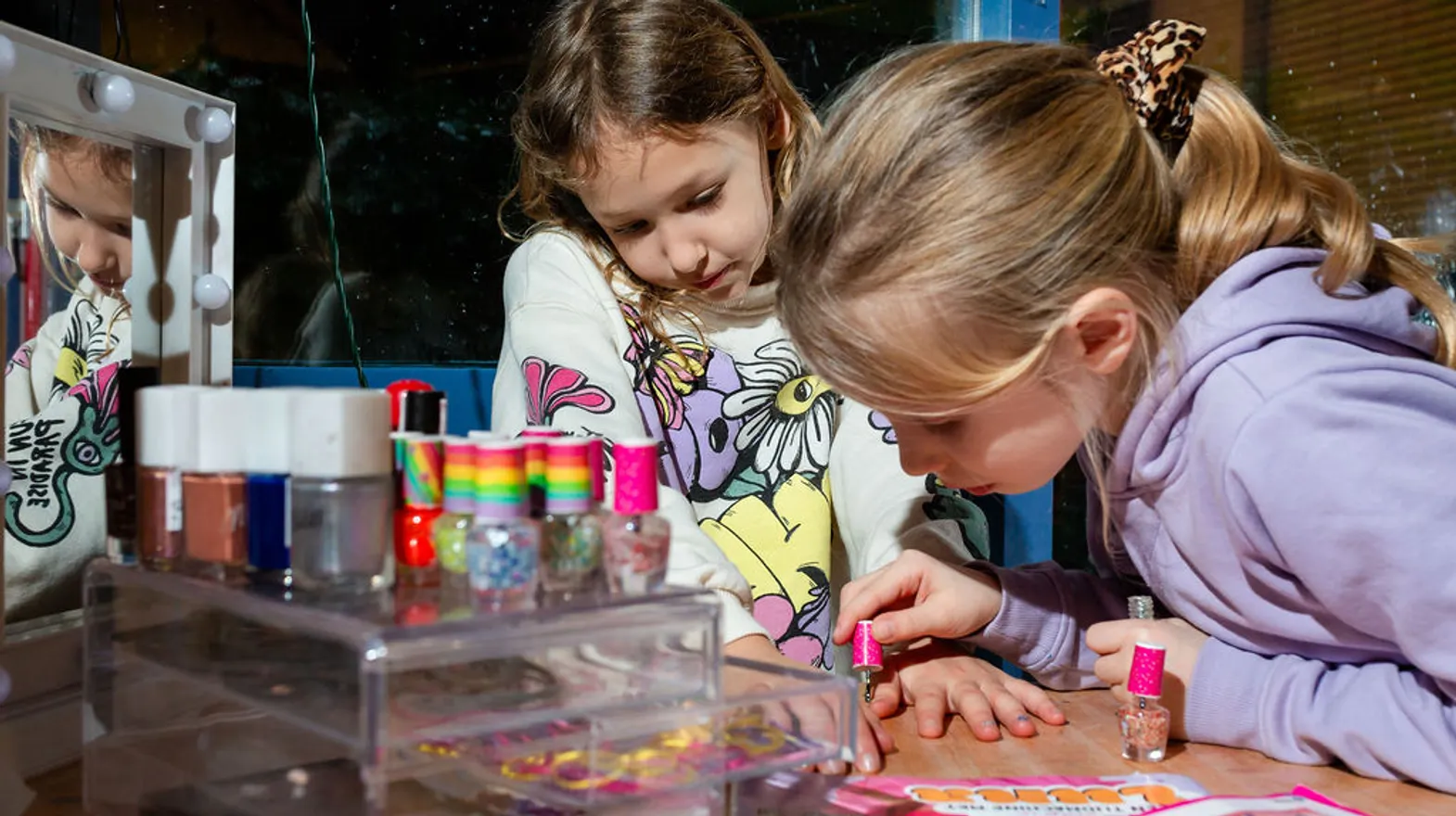 Kinderen lakken hun nagels bij BSO Villa Kinderkeet van kinderopvang Kind&co Ludens