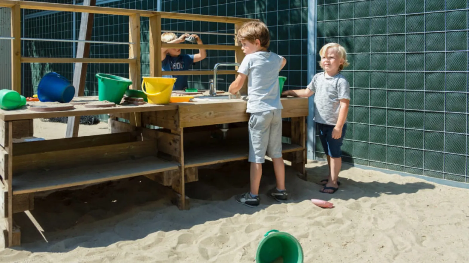 Kinderen buiten aan de speeltafel bij BSO Kleine Prins De Meern van kinderopvang Kind&co ludens