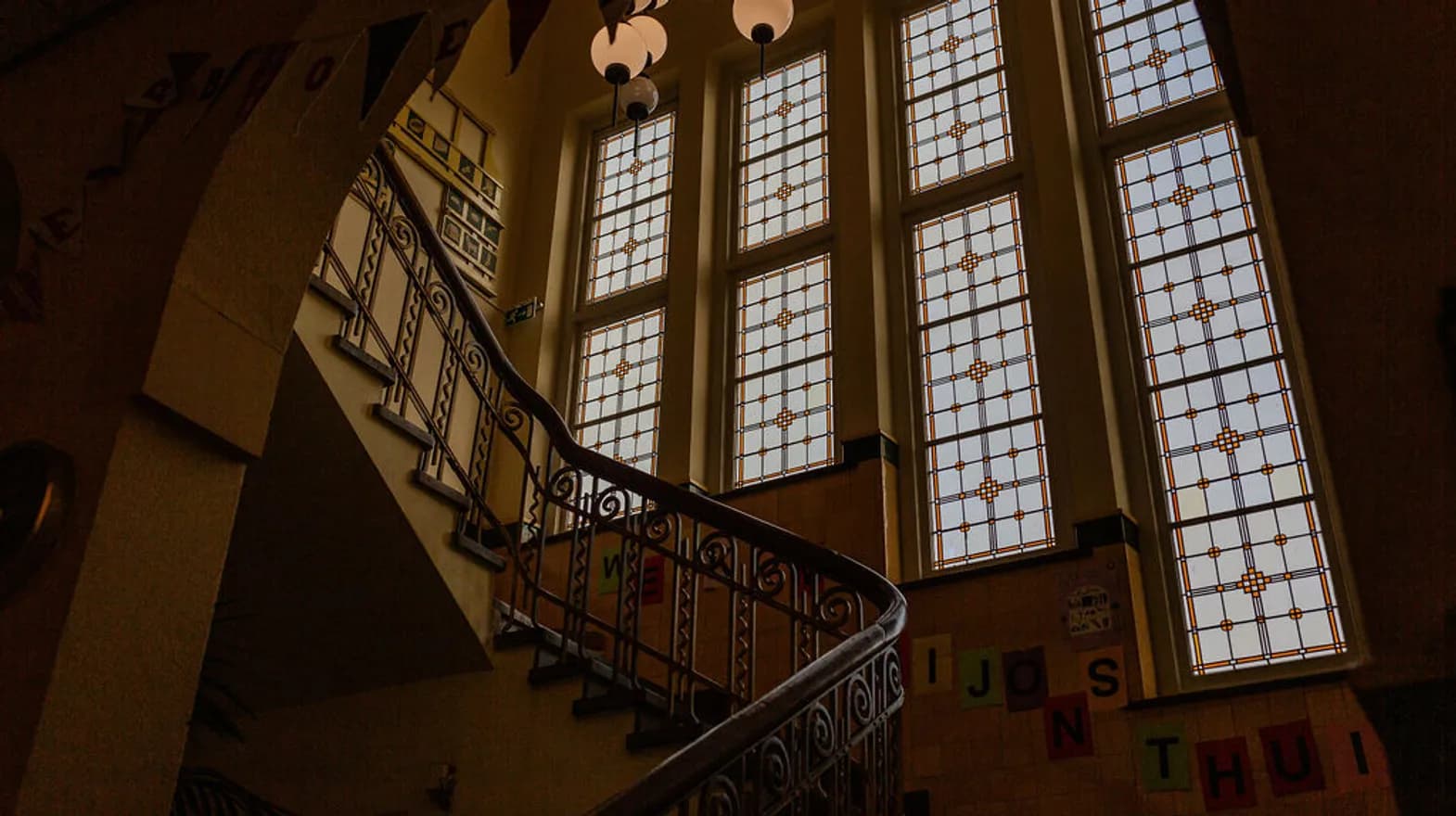 Trappenhuis bij BSO Podium Baarn van kinderopvang Kind&co ludens