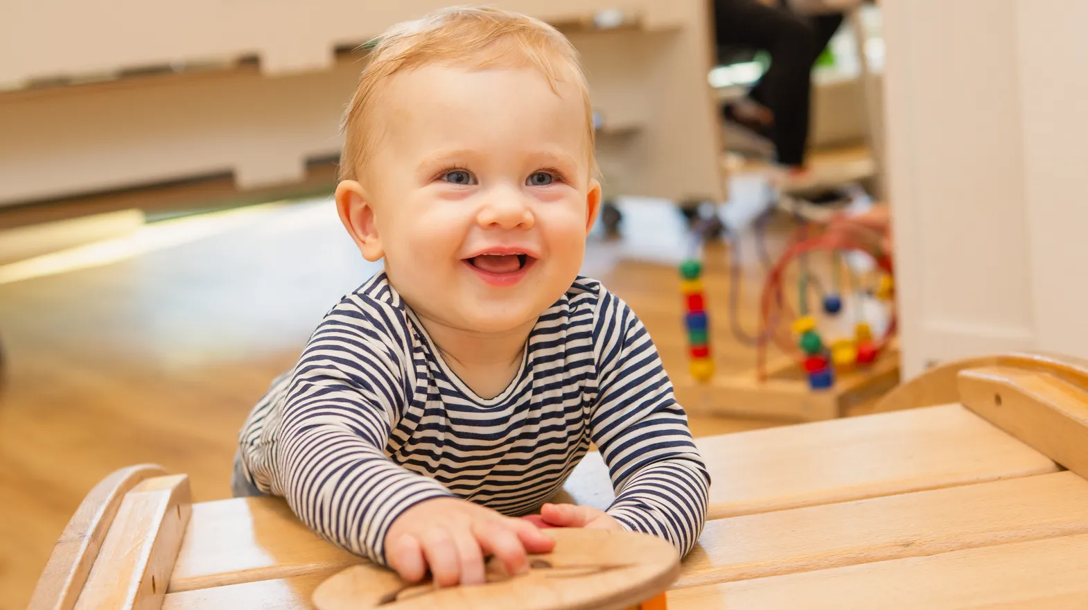 Kind klimt op speeltoestel bij kinderopvang Kind&co ludens