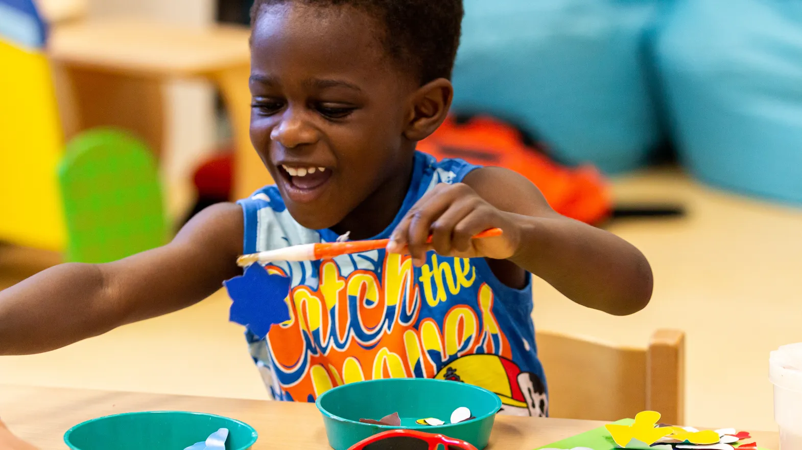 Kind op de peutergroep knutselt met lijm bij kinderopvang Kind&co ludens