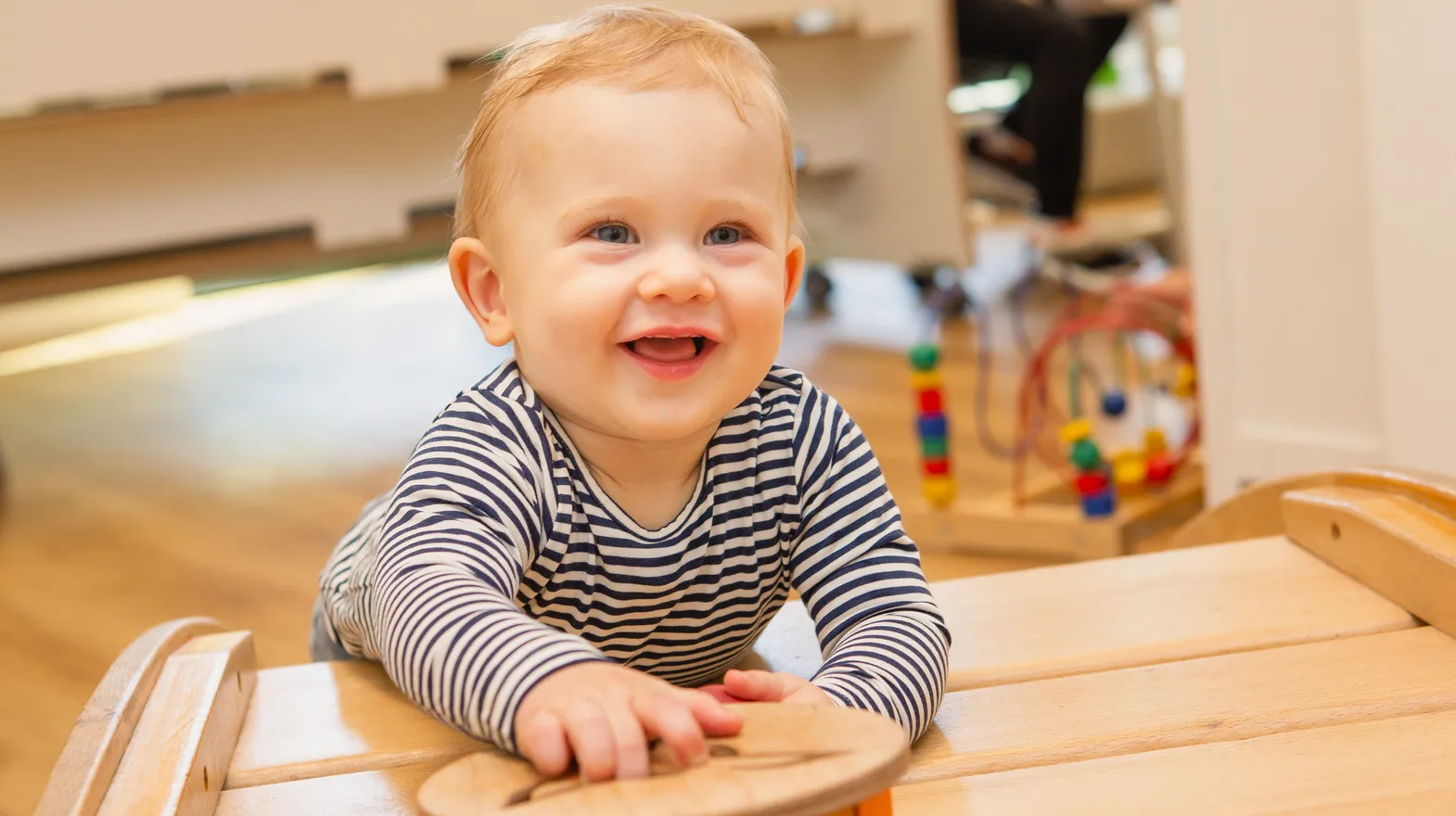 Kind klimt op speeltoestel bij kinderopvang Kind&co ludens