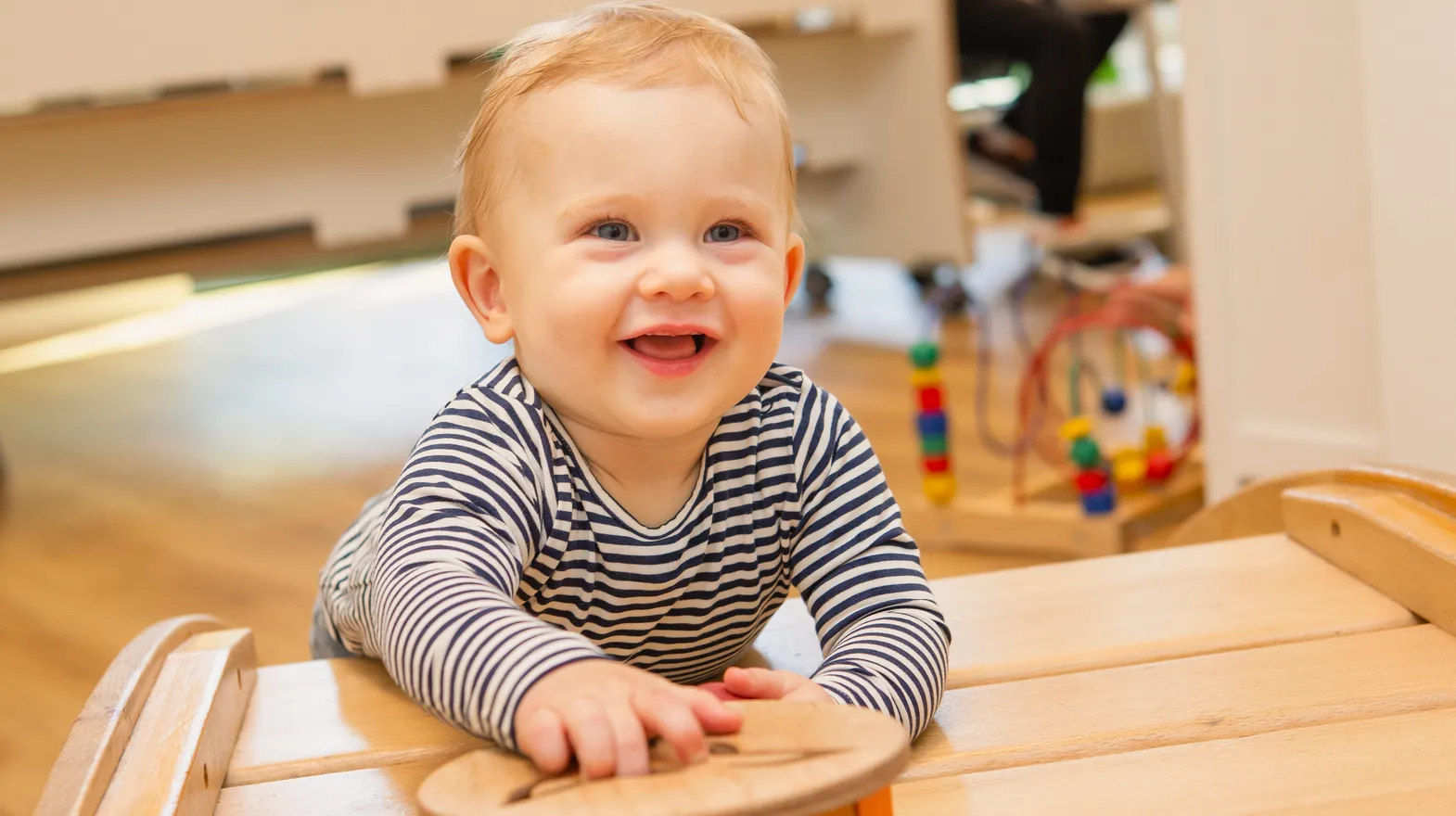 Kind klimt op speeltoestel bij kinderopvang Kind&co ludens