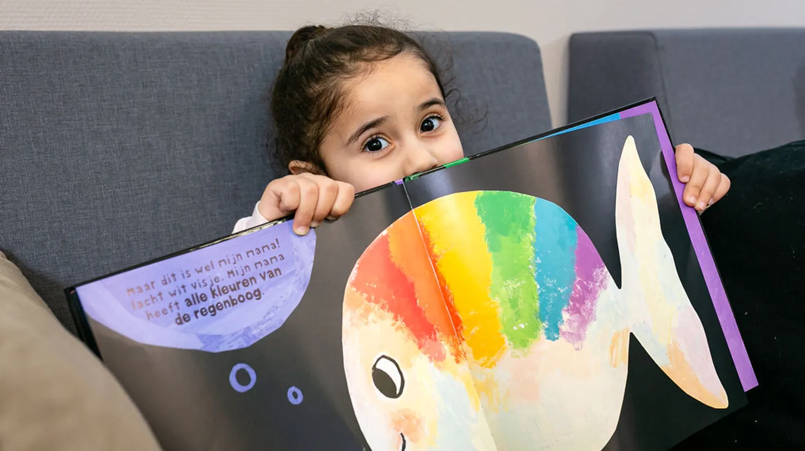 Kind met prentenboek bij Peuteropvang Boemerang Utrecht van kinderopvang Kind&co ludens