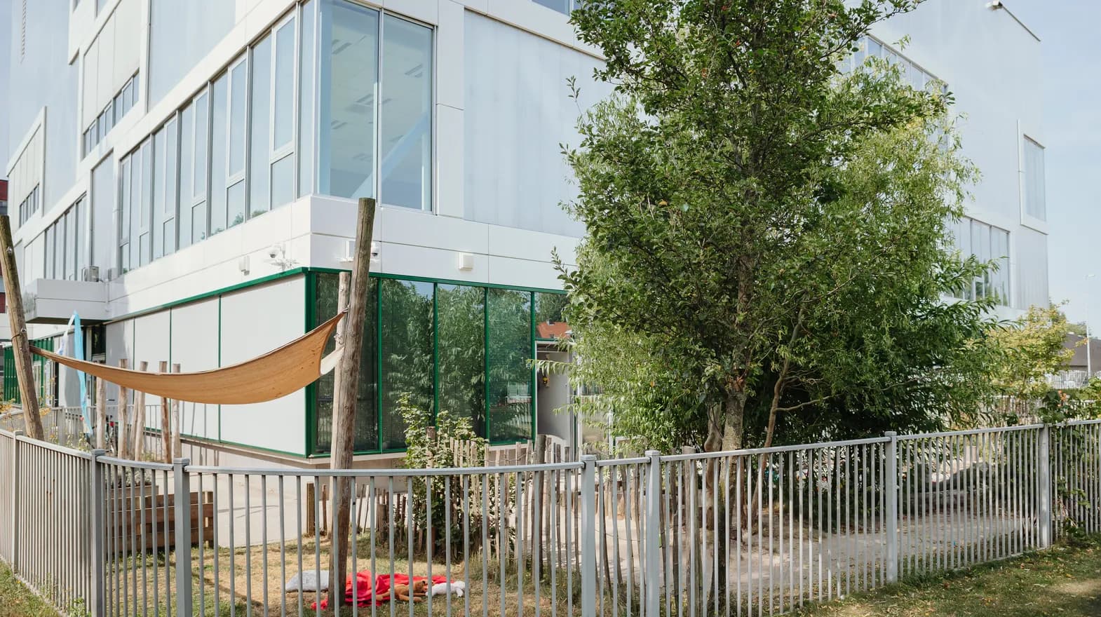 De tuin van kinderdagverblijf Avontuur bij kinderopvang Kind&co ludens