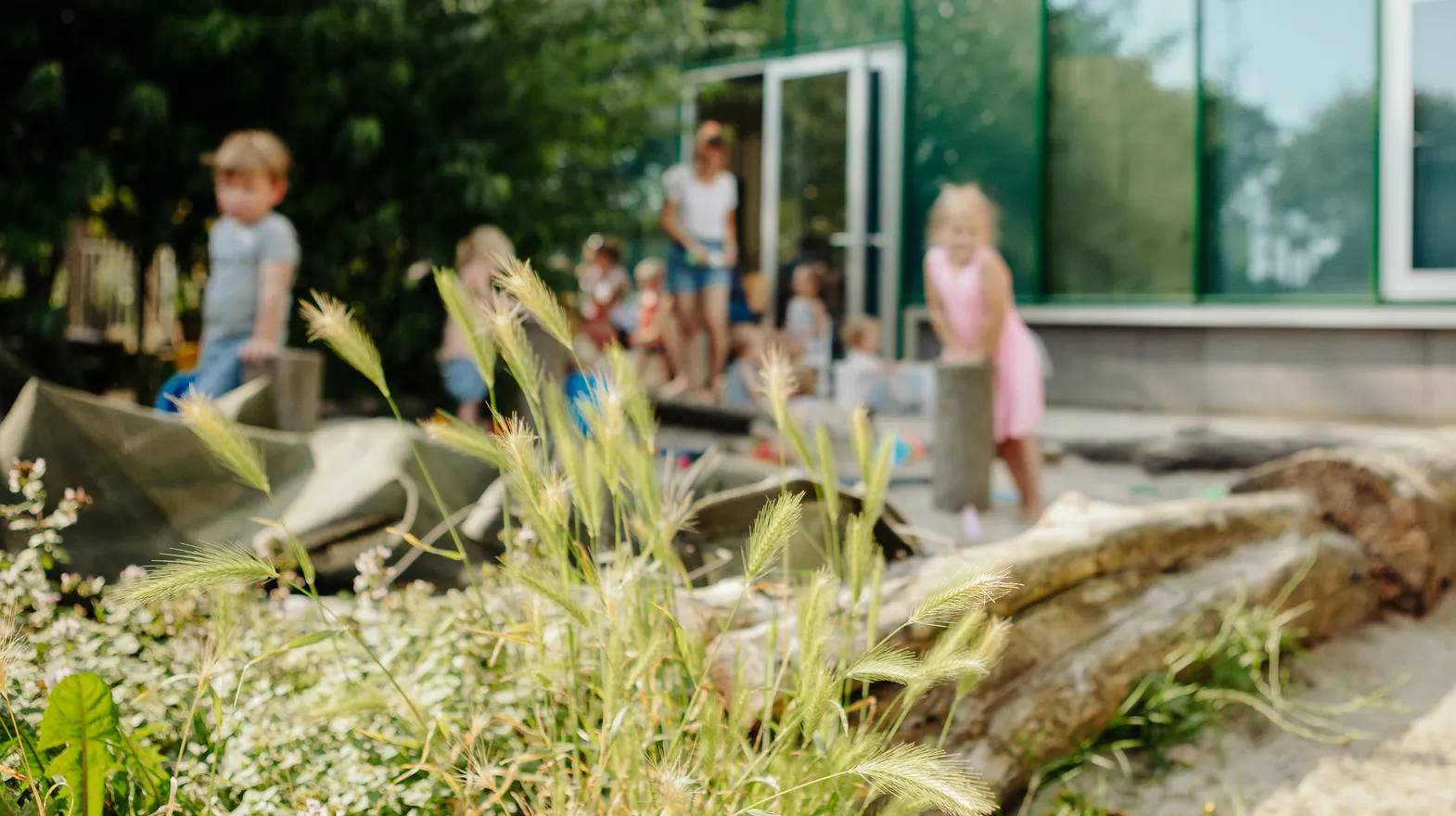 De tuin van kinderdagverblijf Avontuur bij kinderopvang Kind&co Ludens