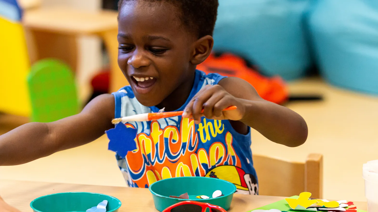 Kind op de peutergroep knutselt met lijm bij kinderopvang Kind&co ludens