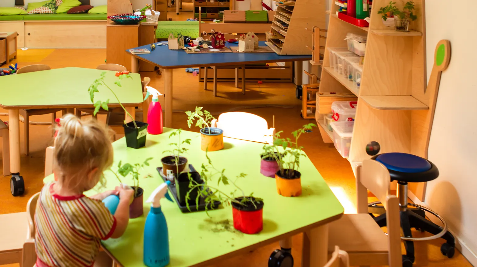 Kind geeft de plantjes water bij peuteropvang 't Egeltje, Kind&co ludens