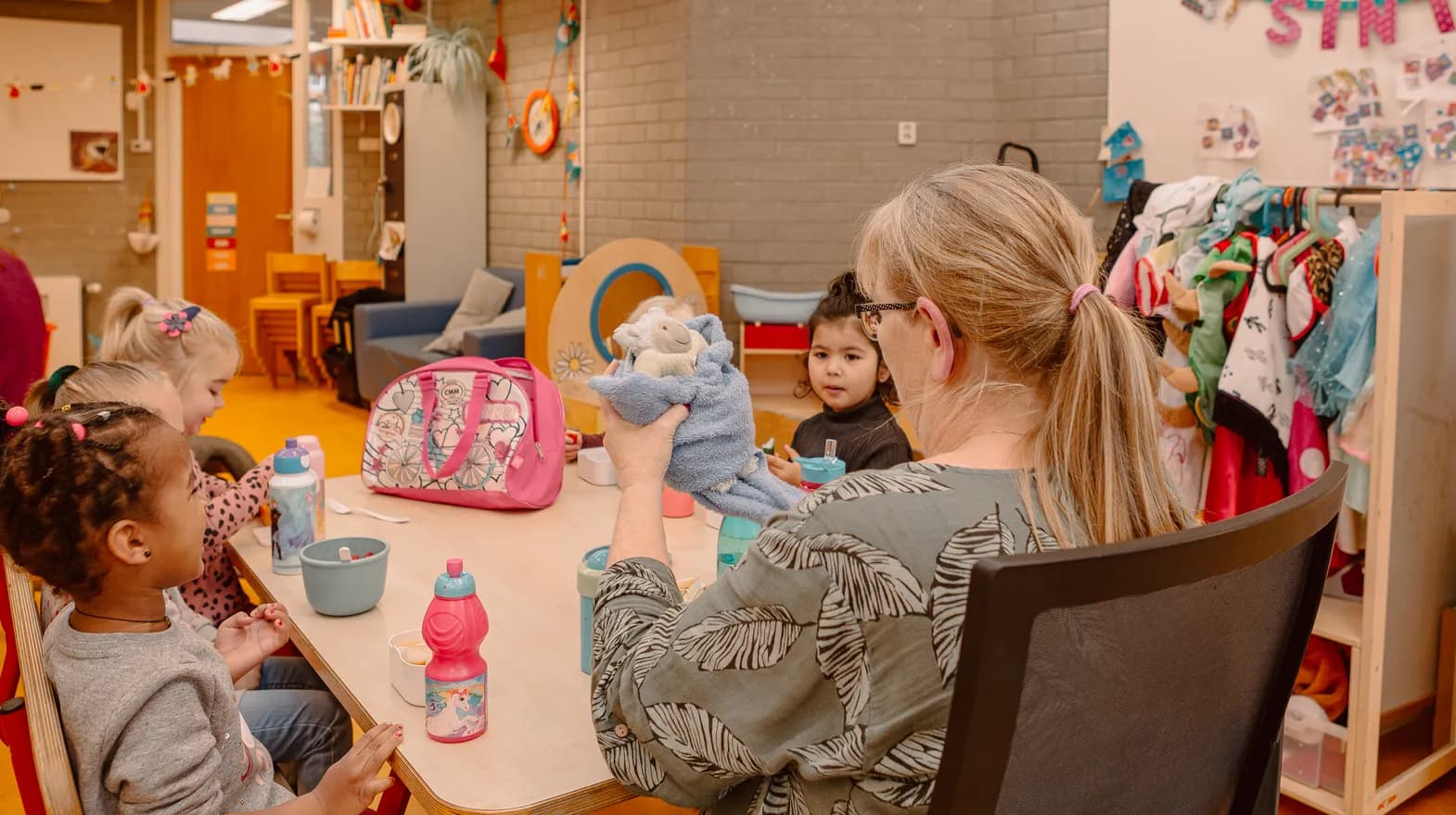 Kinderen zitten samen aan tafel in de groepsruimte bij PO Utrecht Zuilen van kinderopvang Kind&co ludens
