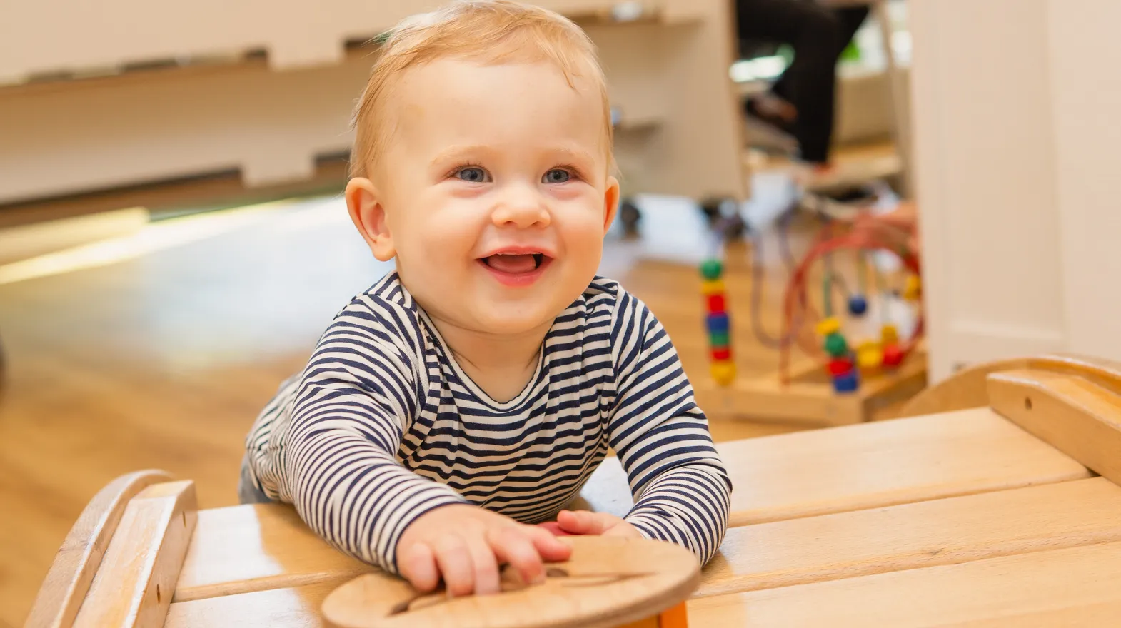 Kind klimt op speeltoestel bij kinderopvang Kind&co ludens