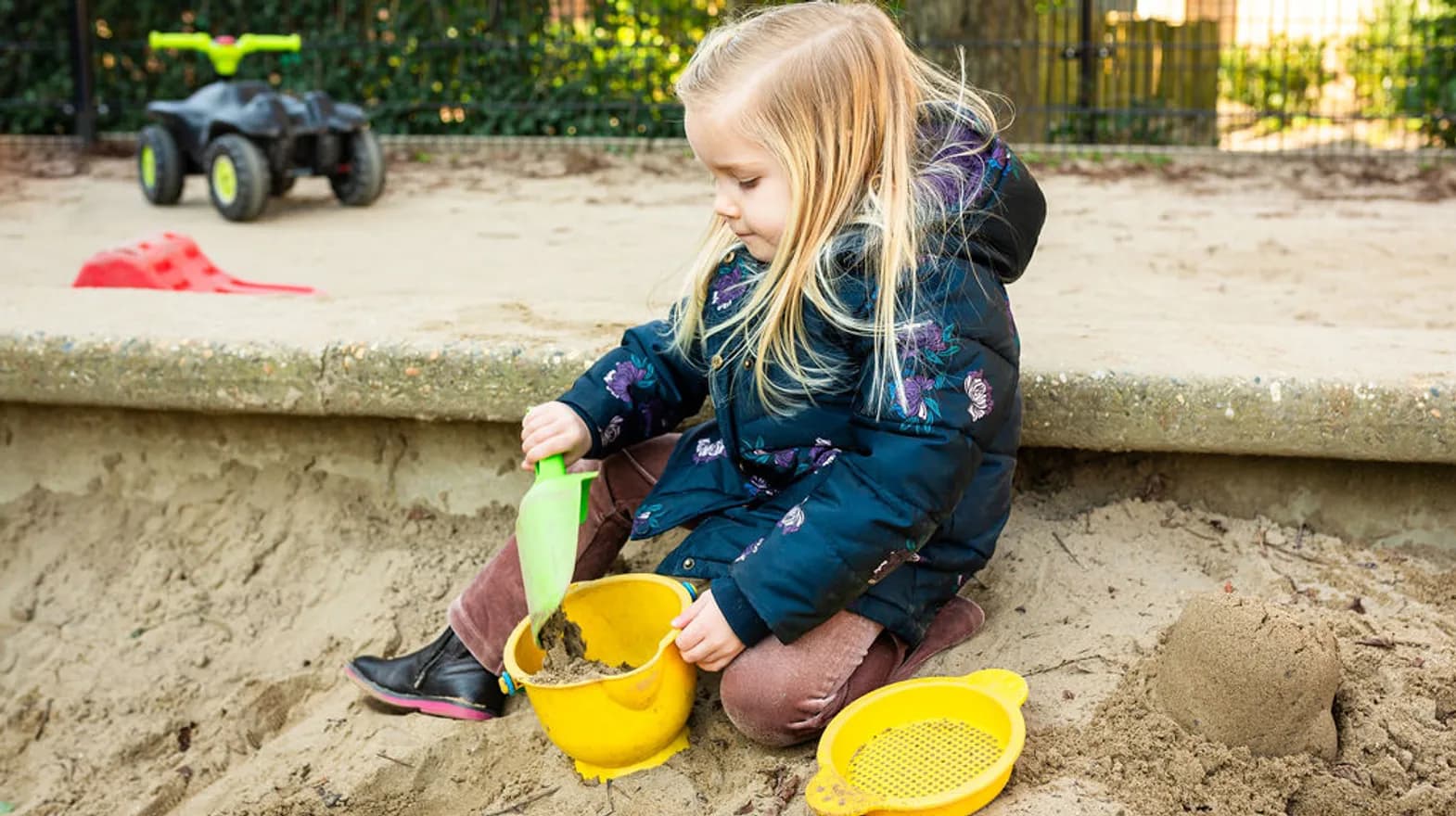 Kind speelt in de zandbak bij Peuteropvang De Meern van kinderopvang Kind&co ludens
