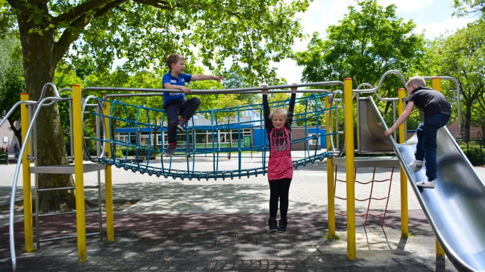 De buitenruimte van buitenschoolse opvang de kameleon bij kinderopvang Kind&co Ludens