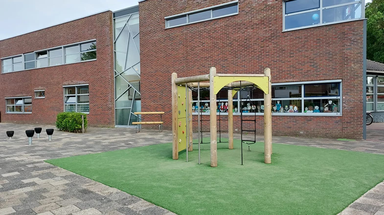 Buitenruimte met gebouw van BSO Woerden Keerkring van kinderopvang Kind&co ludens