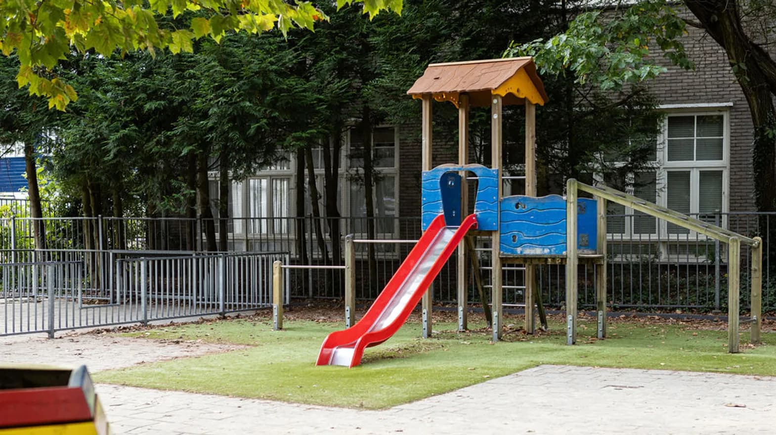Buitenruimte met speeltoestel bij BSO Podium Baarn van kinderopvang Kind&co ludens