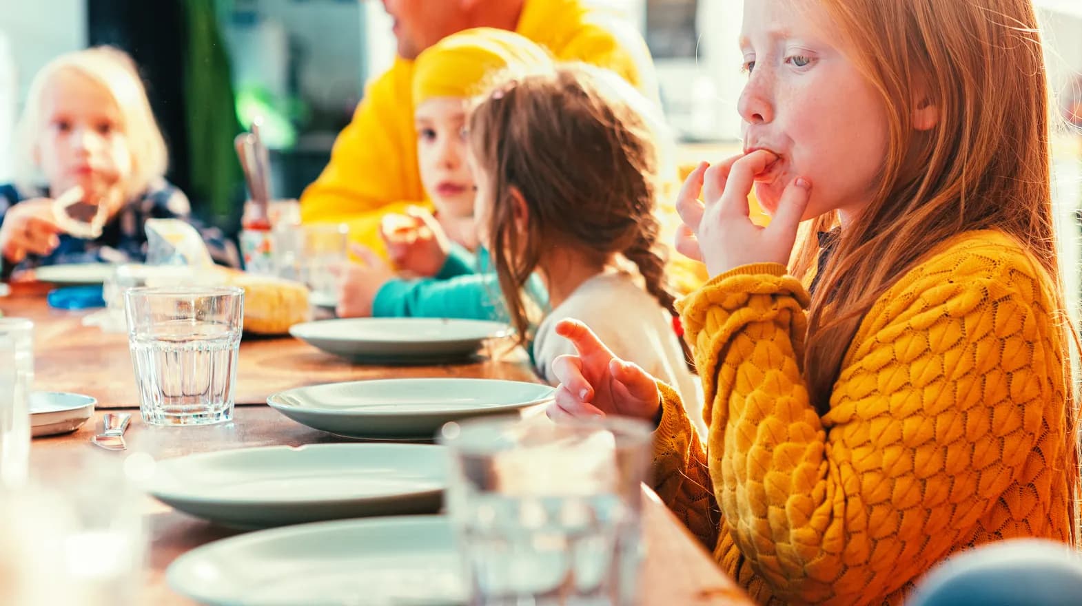 Kinderen eten samen aan tafel bij kinderopvang Kind&co ludens