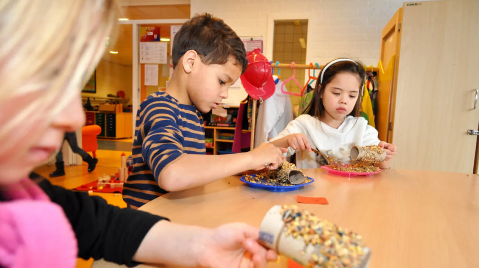 Kinderen aan het knutselen bij BSO Zeist Griffel van kinderopvang Kind&co ludens