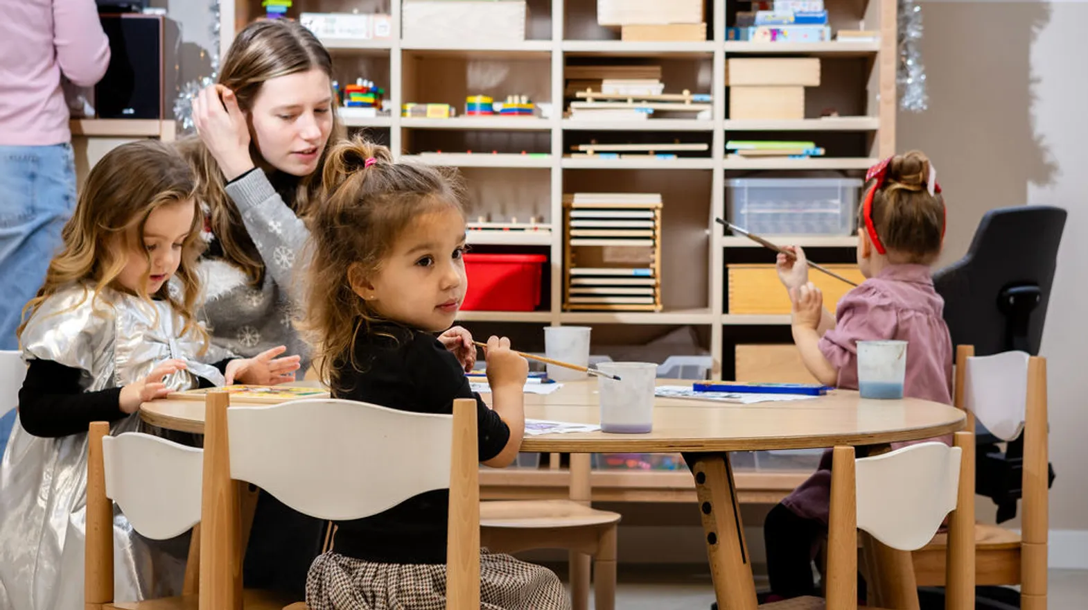 Kinderen aan het knutselen bij Peuteropvang Boemerang Utrecht van kinderopvang Kind&co ludens