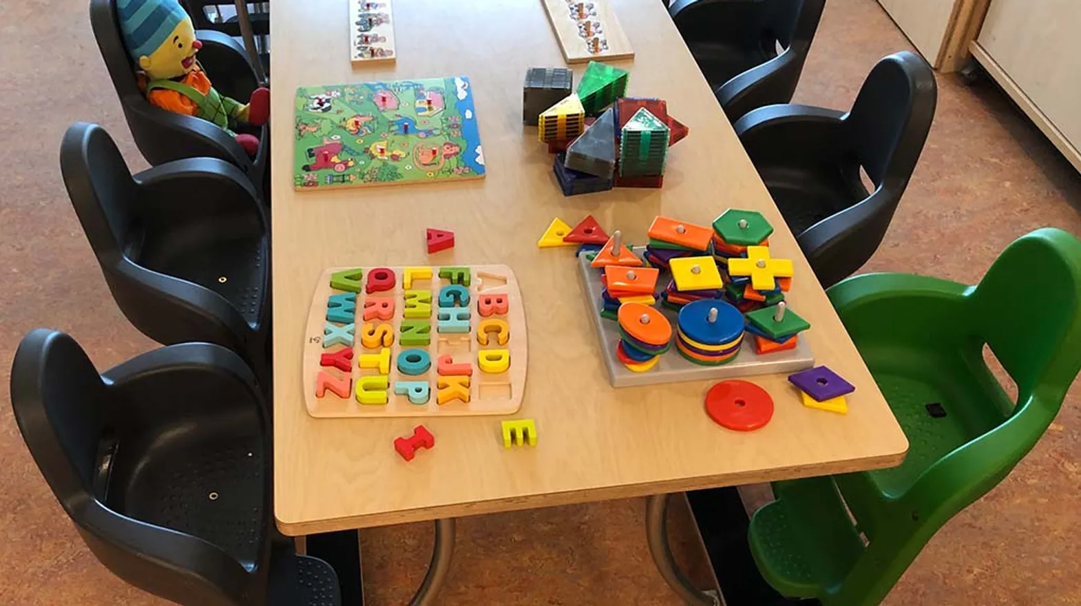 Tafel met spelletjes in de groepsruimte bij Peuteropvang Zazou Nieuwegein van kinderopvang Kind&co ludens