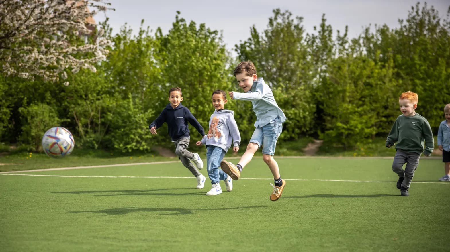Kinderen voetballen bij kinderopvang Kind&co ludens