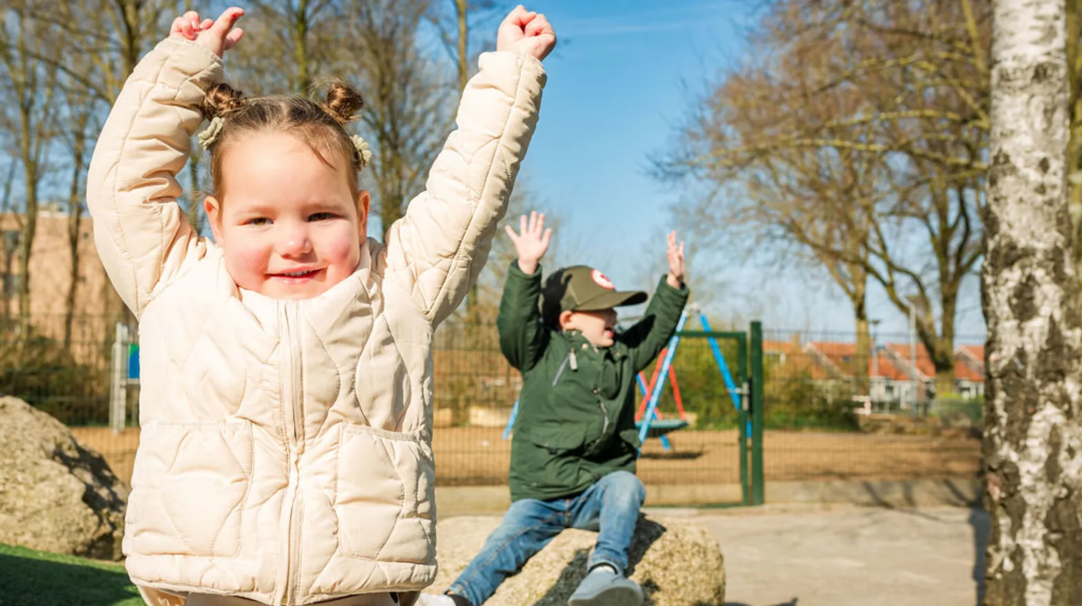 Kinderen spelen buiten bij Peuteropvang Uilen Kortenhoef van kinderopvang Kind&co ludens