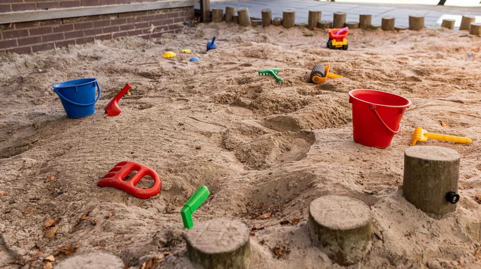 De grote zandbak bij kinderdagverblijf Vinkenrijk, kinderopvang Kind&co ludens