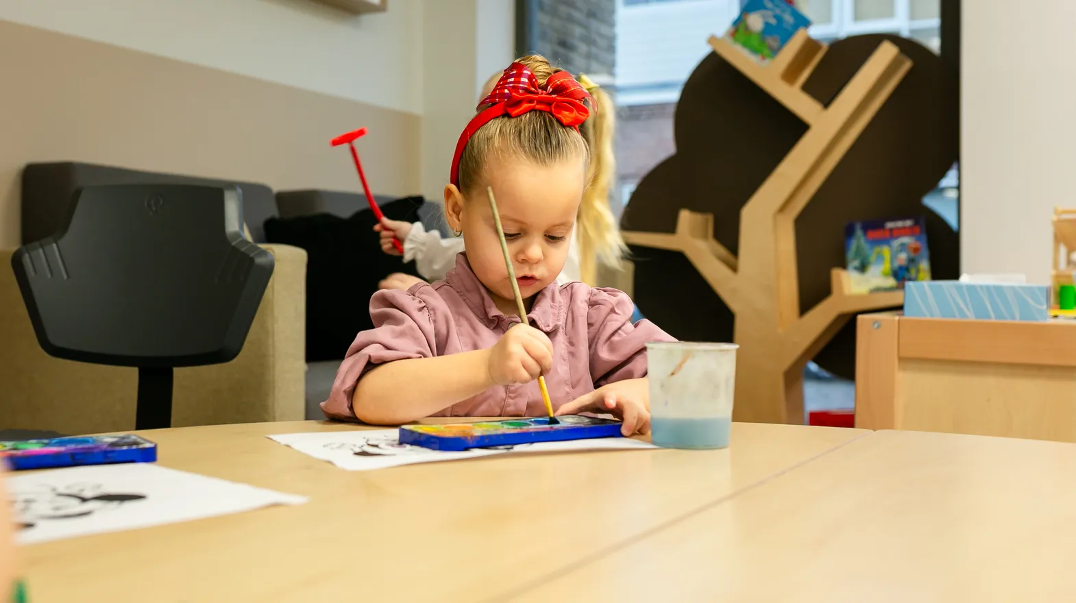 Kind bij de peutergroep is aan het schilderen bij kinderopvang Kind&co ludens