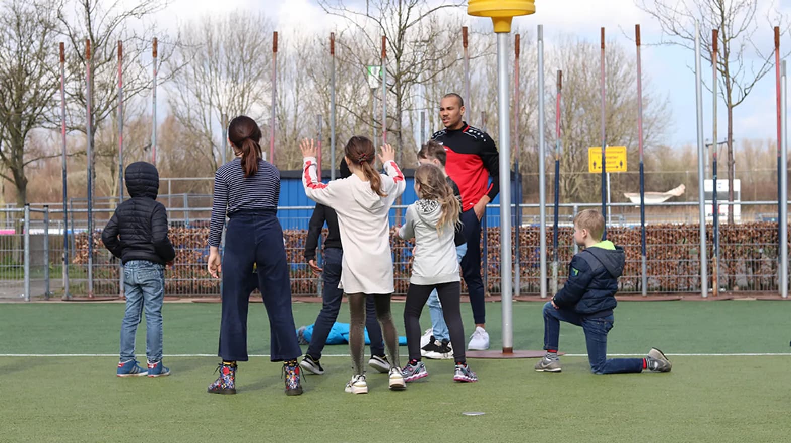 Kinderen spelen korfbal buitenschoolse opvang Victoria, kinderopvang Kind&co Ludens