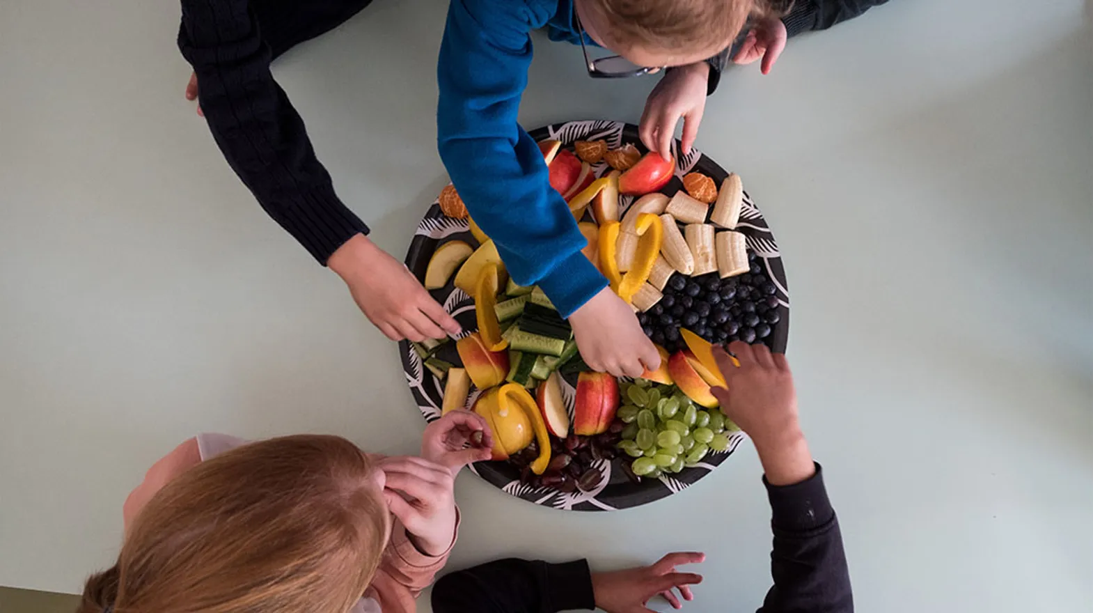 Kinderen eten fruit bij buitenschoolse opvang de Fonkeling, kinderopvang Kind&co ludens