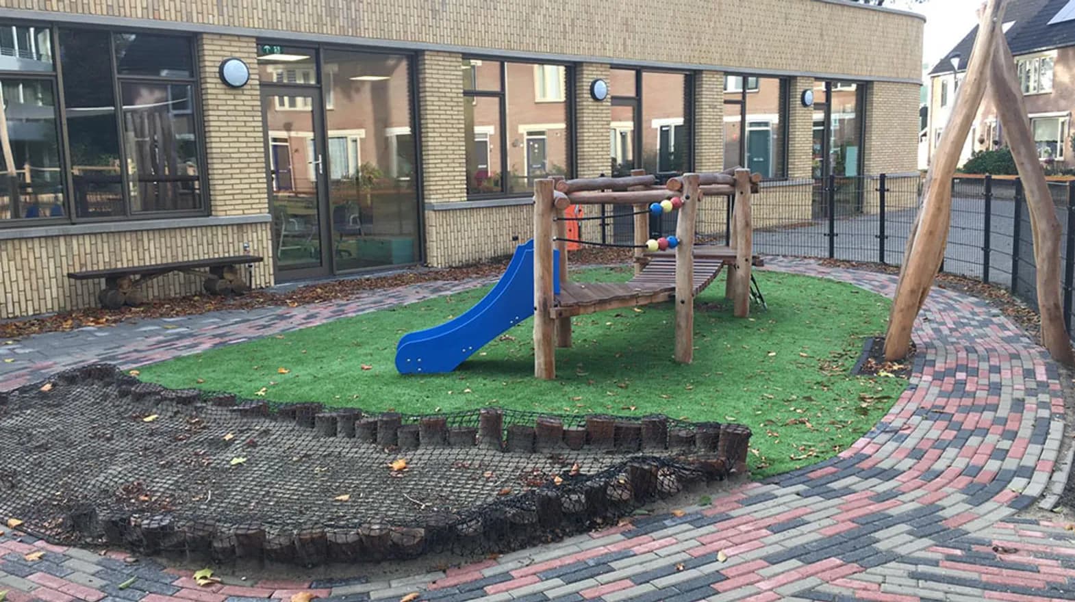 Gebouw en buitenruimte bij kinderdagverblijf Veenendaal Zwaluw van kinderopvang Kind&co ludens