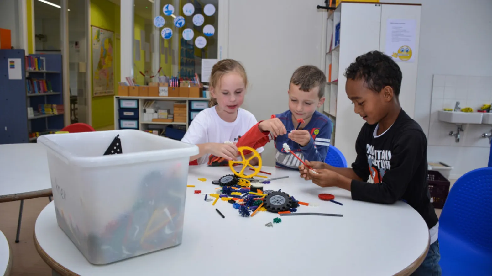 Kinderen samen aan het bouwen bij Buitenschoolse-Opvang-Diemen-Noorderbreedte van kinderopvang Kind&co ludens