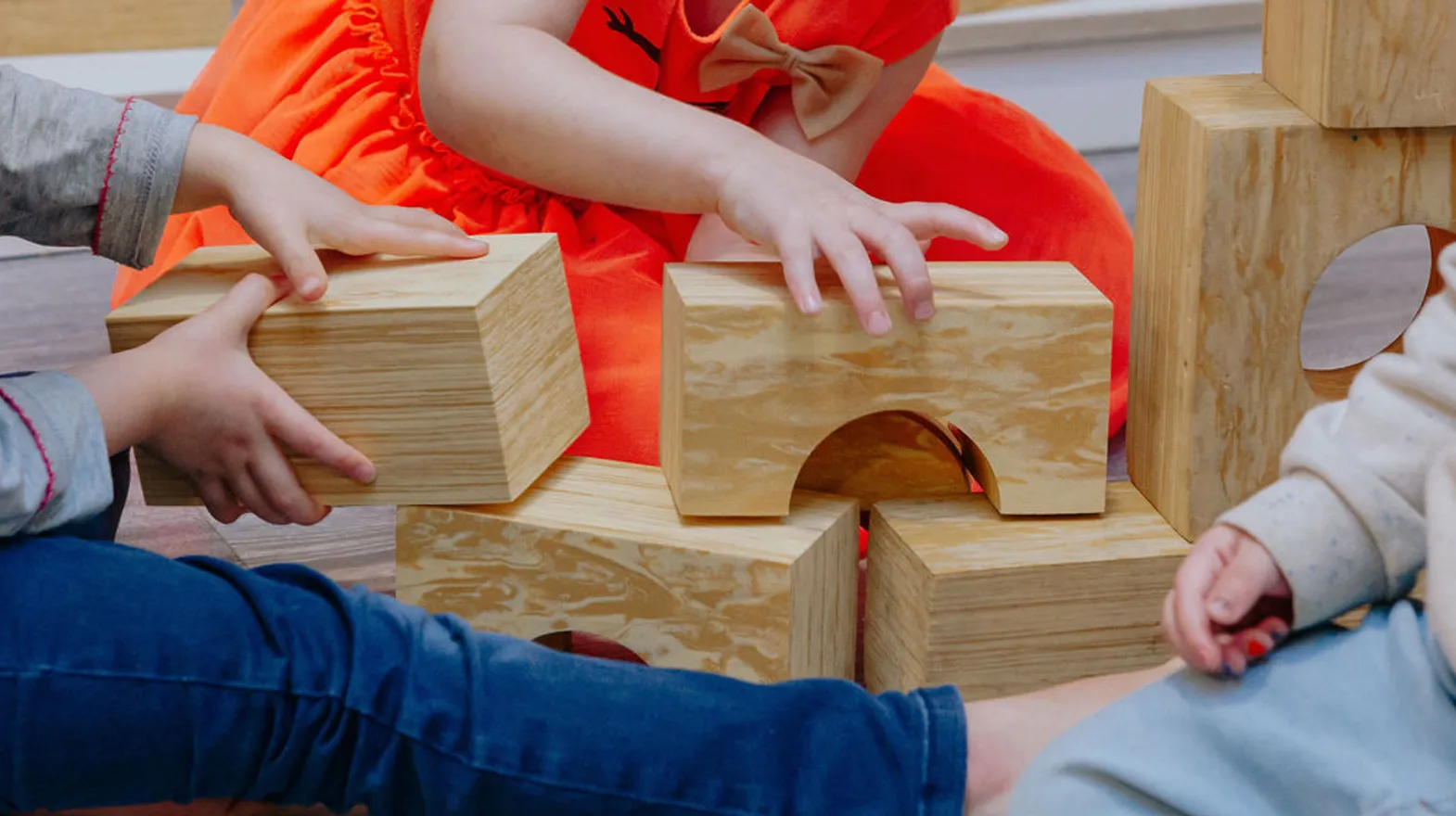 Kinderen bouwen met grote houten blokken bij kinderdagverblijf De Tuinkabouter, kinderopvang Kind&co ludens