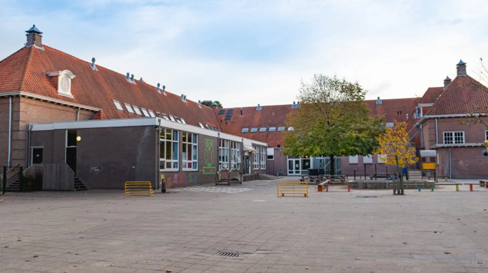 Gebouw met buitenruimte bij Peuteropvang van Dijck Bilthoven van kinderopvang Kind&co ludens