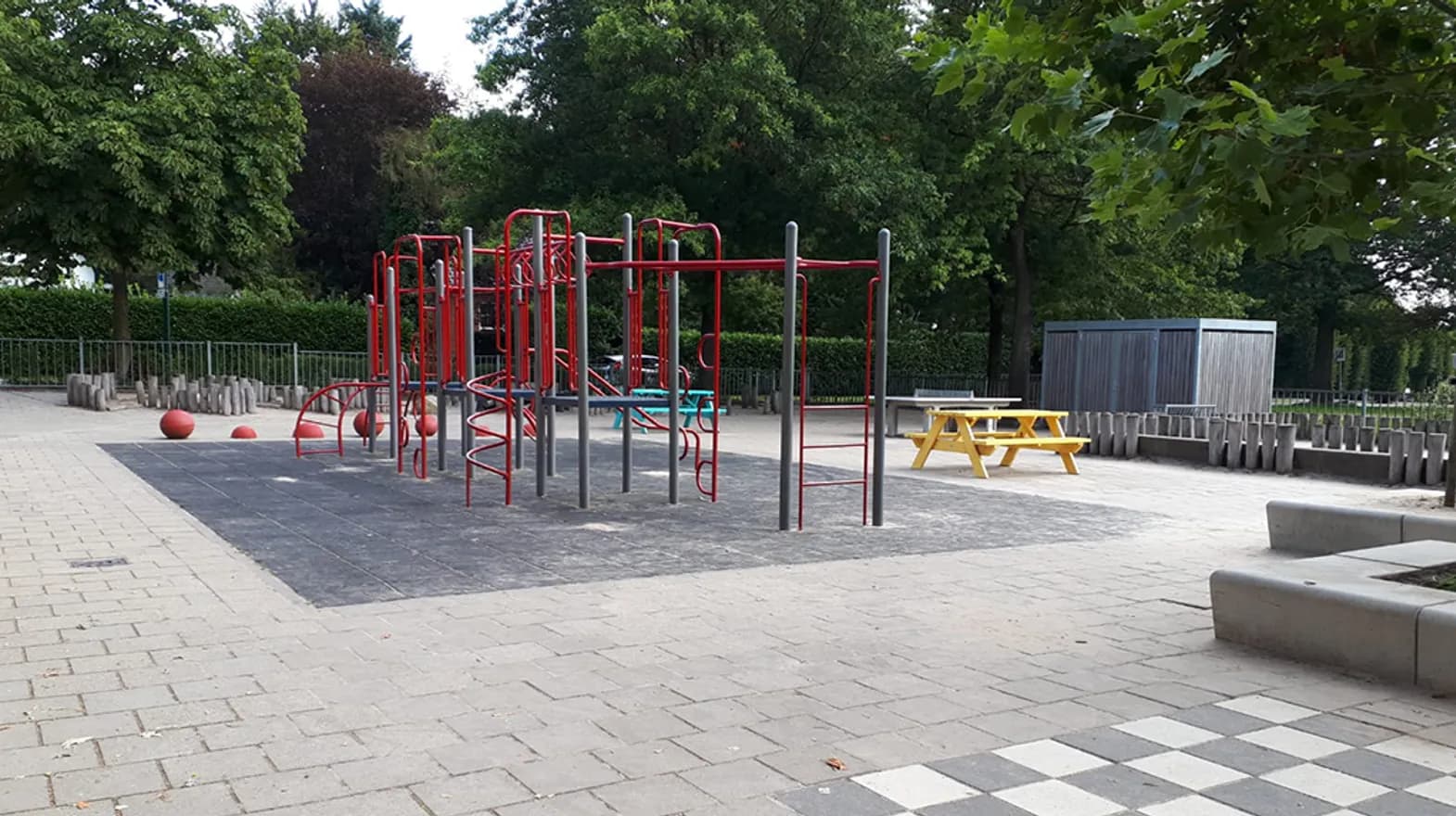 De buitenruimte van buitenschoolse opvang Kameleon, kinderopvang Kind&co Ludens